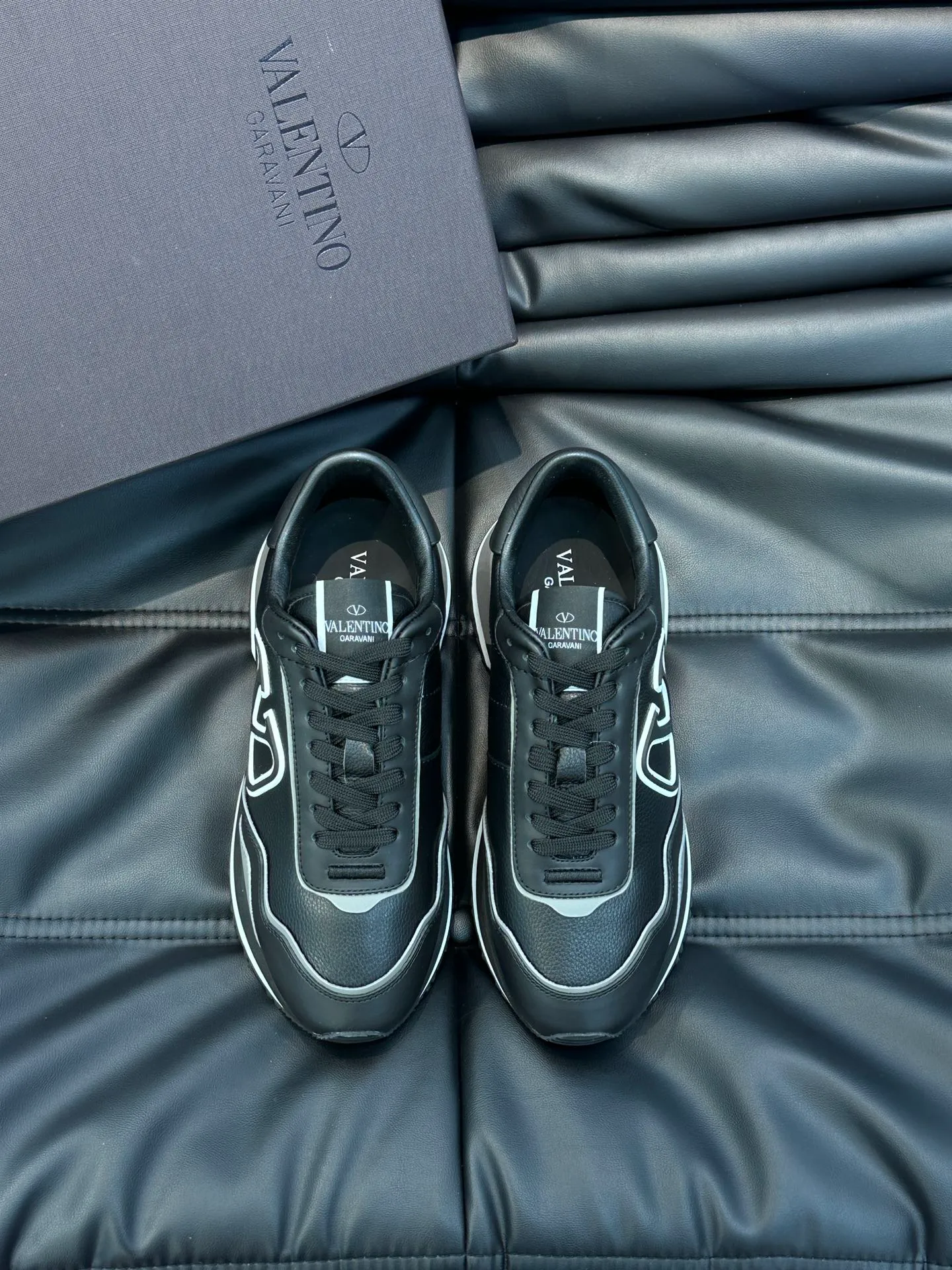 P540💰 Product trademark: VALENTINO "Valentino" Regular size: 38-44 [45 customized] Product material: Warren men's casual sports shoes, made of imported first-layer cowhide, with brand emblem on the tongue, rivet rubber outsole, non-slip, wear-resistant and shock-absorbing, cowhide lining foot pads, comfortable and breathable, with original box packaging equation bag!